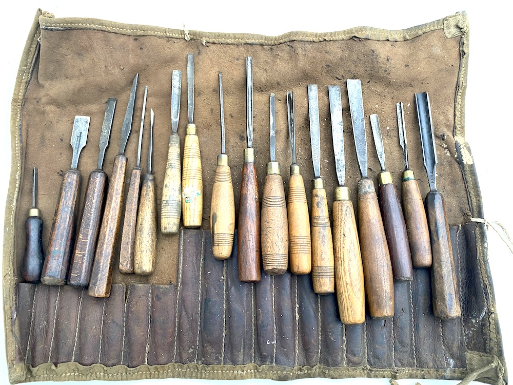 Nice Collection of 18 Vintage Carving Chisels in a Leather Roll