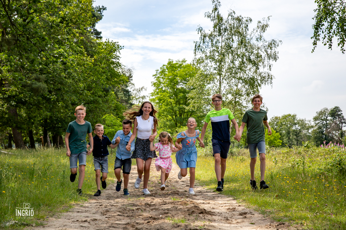 Kinderen rennen familiefotoshoot Kinderen rennen familiefotoshoot