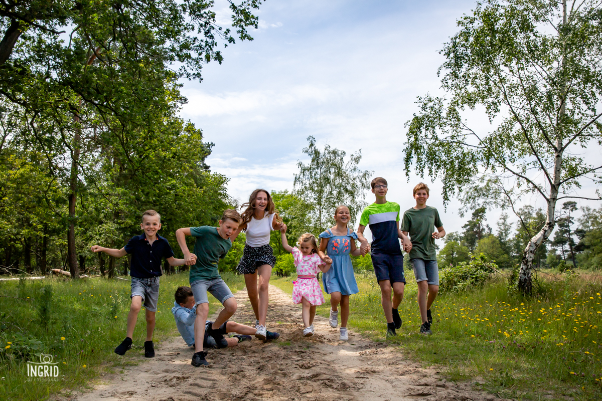 Oeps kinderen rennen vallen familiefotoshoot Oeps kinderen rennen vallen familiefotoshoot