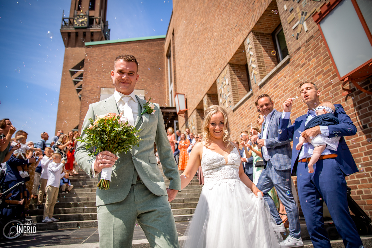 Bruidspaar op de trap van het stadhuis Hengelo