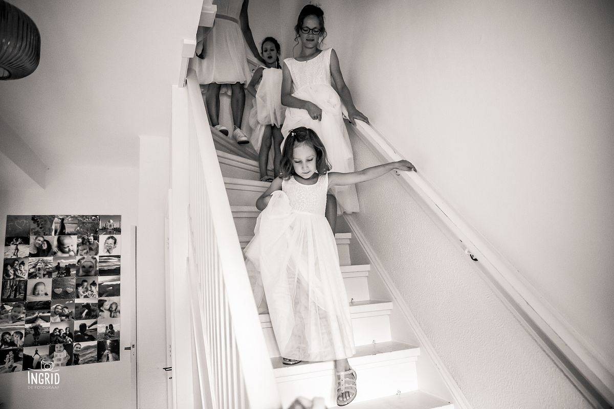 bruidsmeisjes lopen de trap af