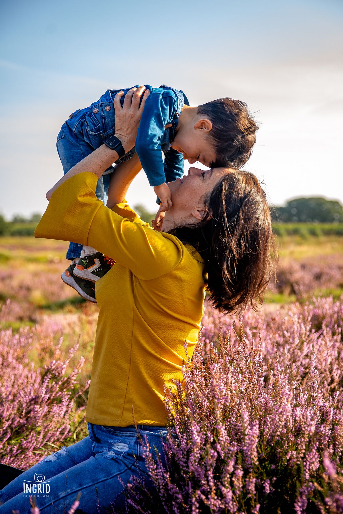 Liefdevolle foto van Moeder met zoon op paarse heide