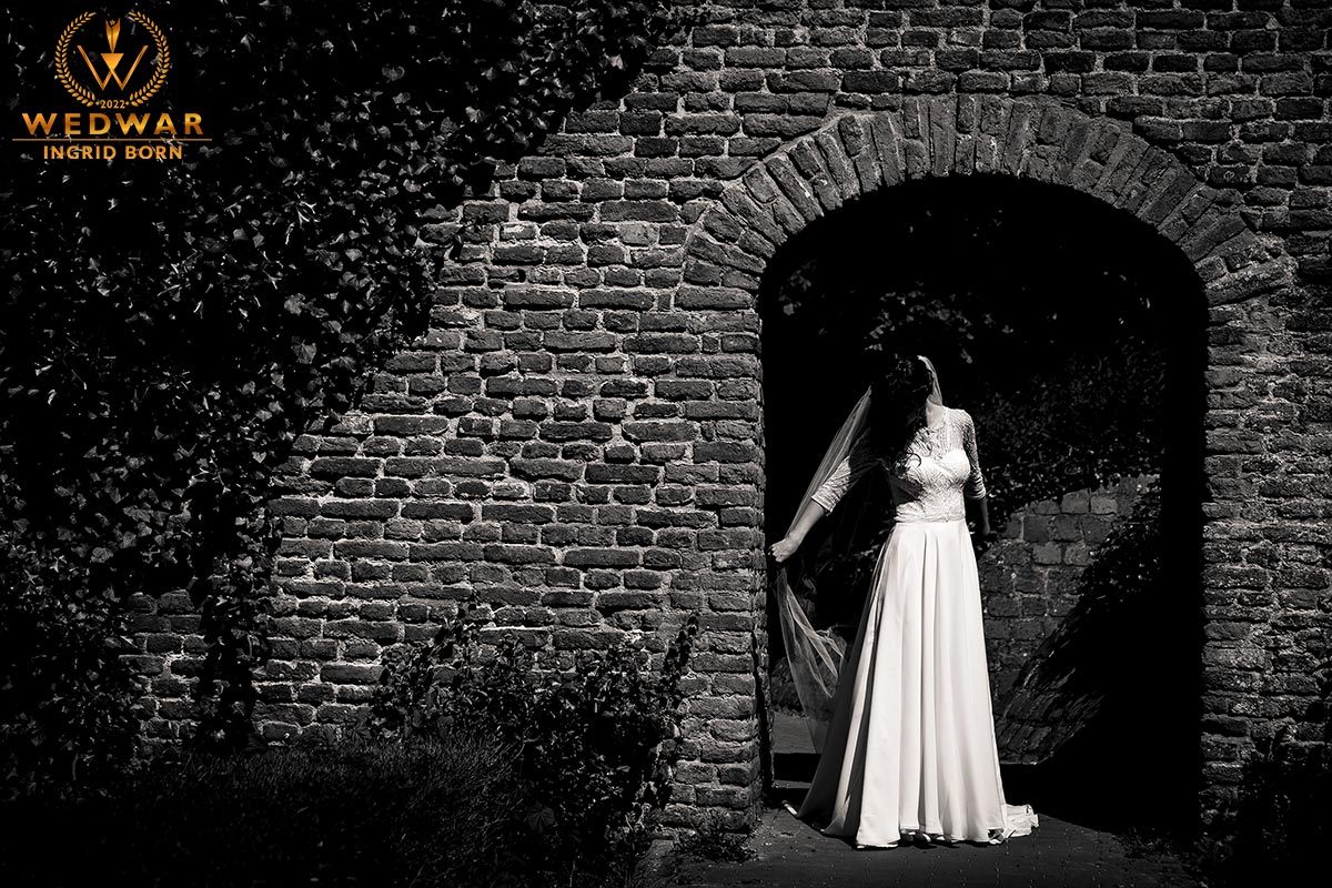 Anonieme bruid door spel van schaduw en licht - award winning fotograaf gelderland