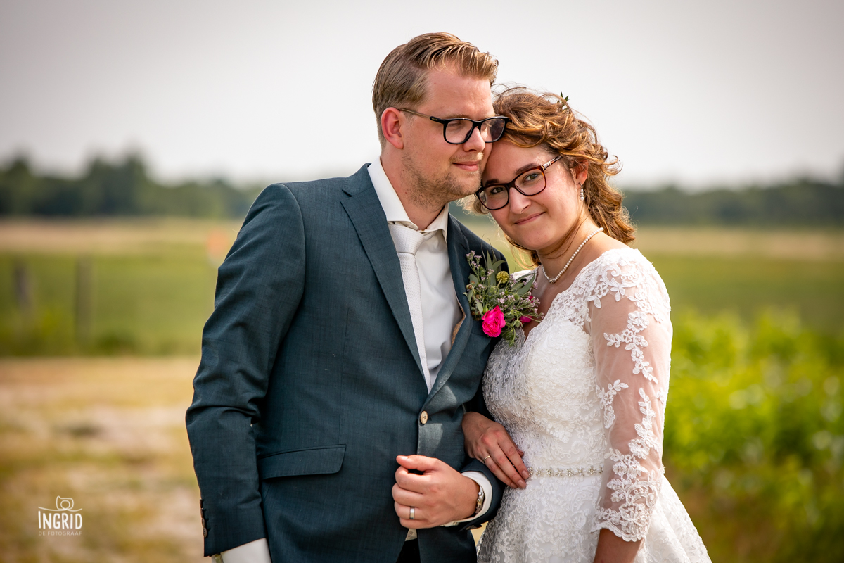Liefdevol portret bruid en bruidegom in natuurgebied Liefdevol portret bruid en bruidegom in natuurgebied