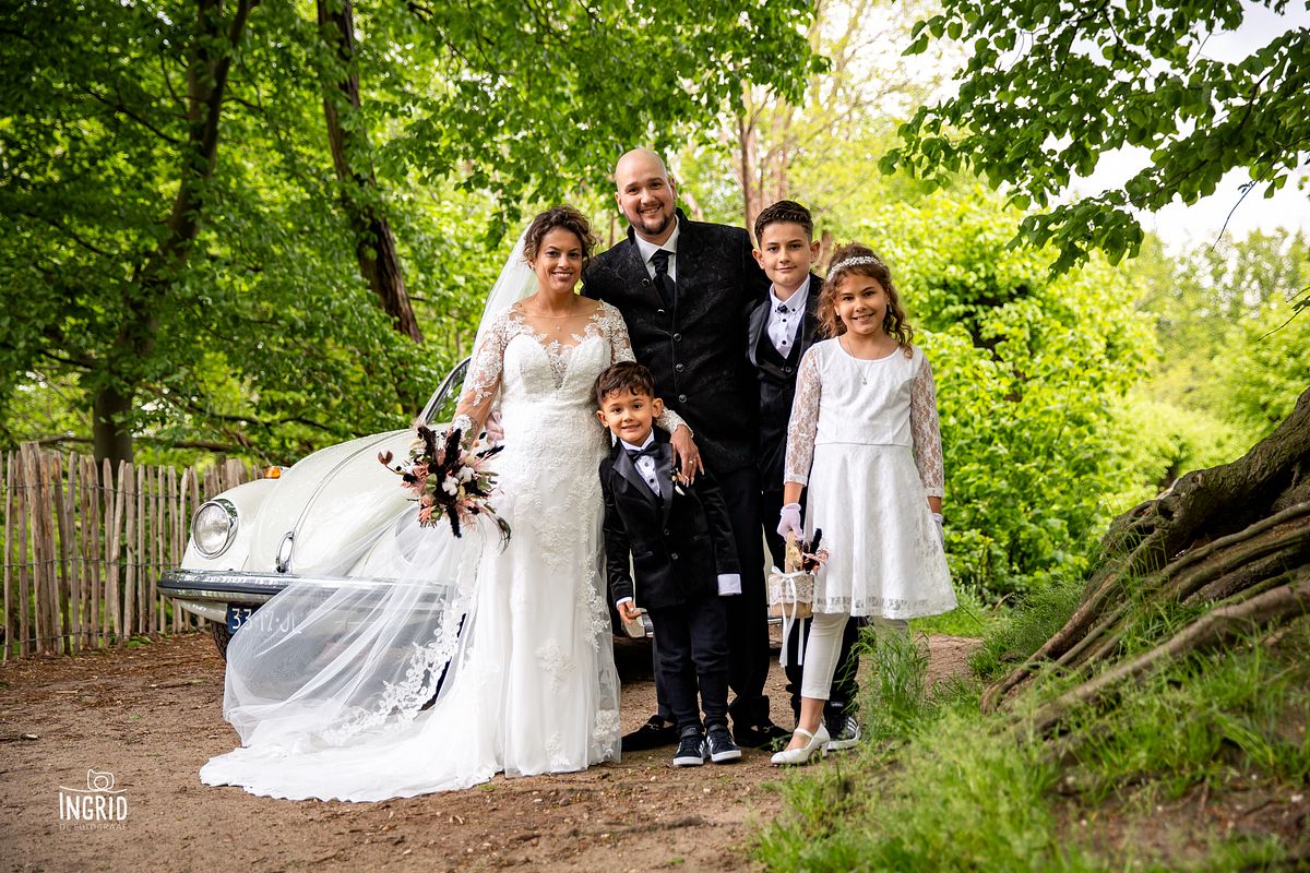 Bruidspaar met kinderen fotoshoot